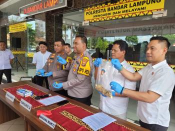 WNA Asal China Diamankan Polisi di Bandar Lampung Usai Menawarkan Logam Emas Menyerupai Tail